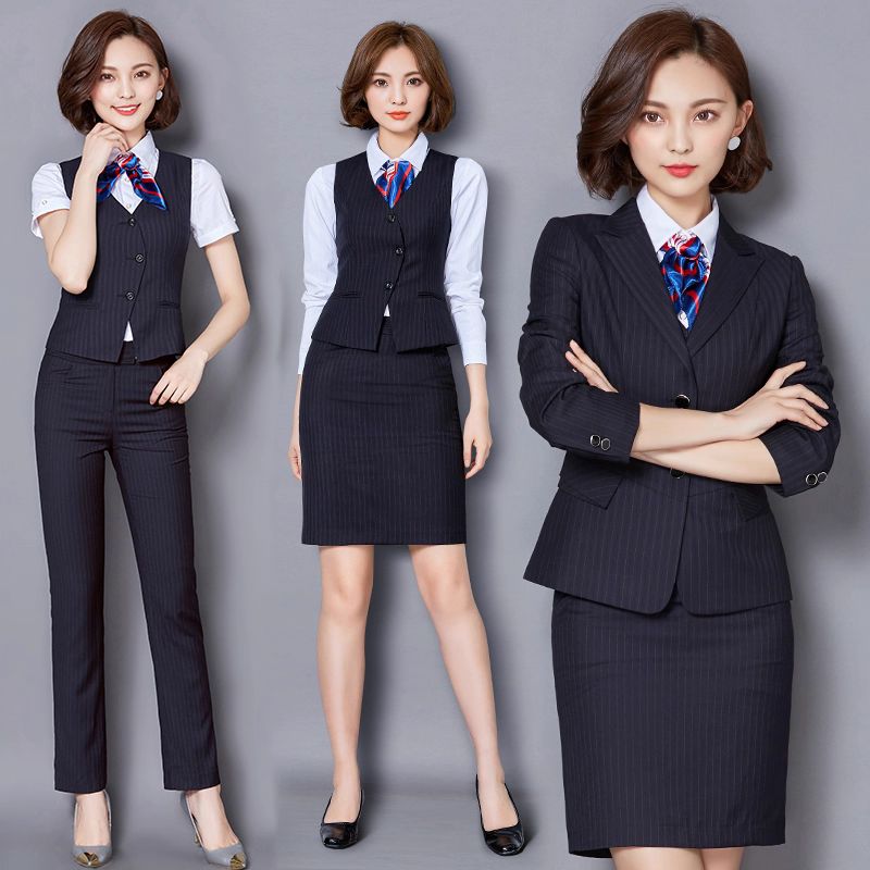 Lễ tân mặc đồng phục vest, blazer